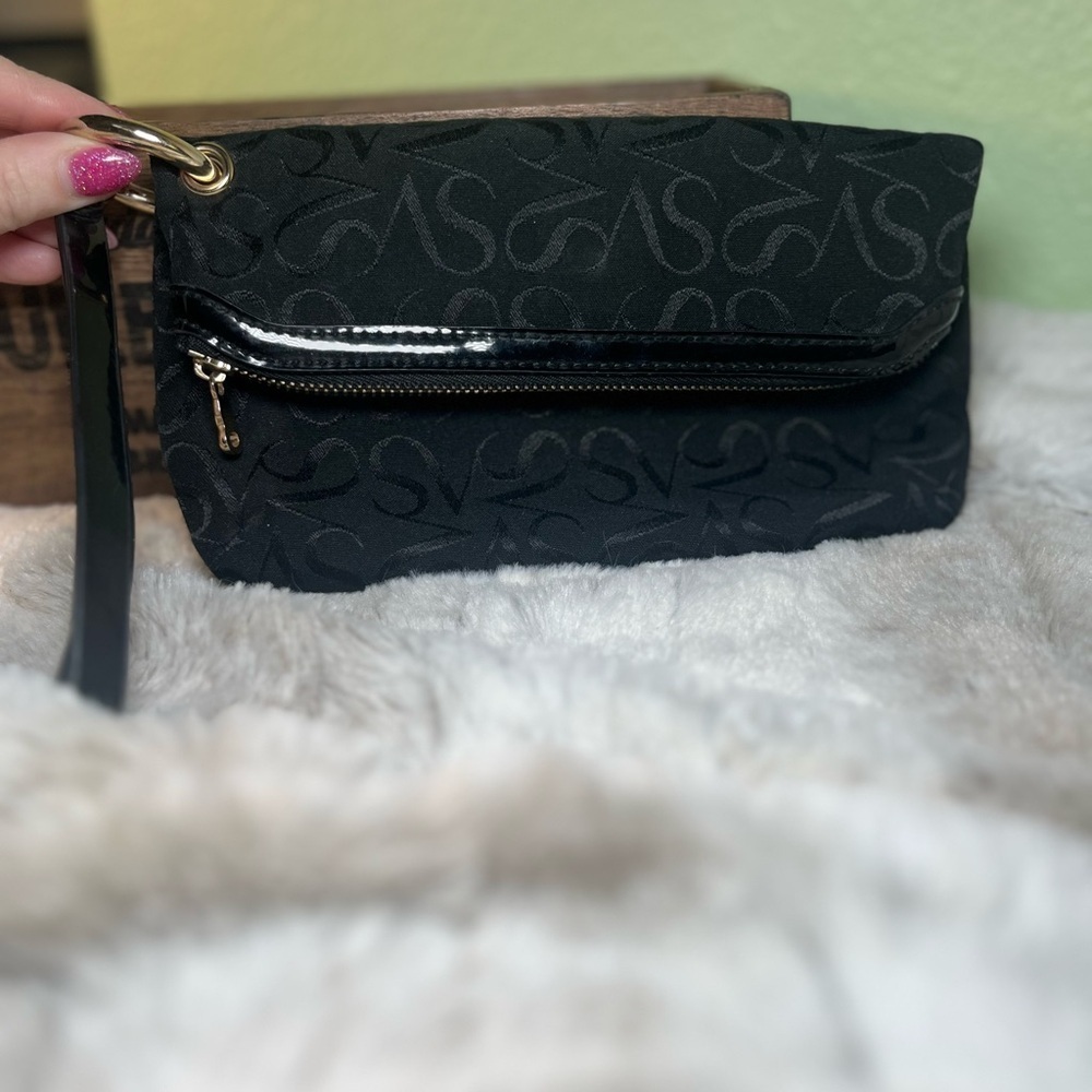 Simply Vera Wang Wristlet Wallet Black Magnetic Fold Over Clutch Bag Purse Strap - Picture 2 of 9